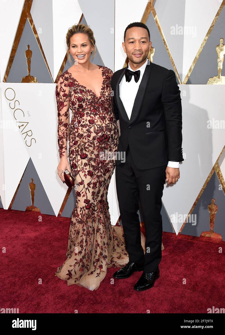 Chrissy Teigen, John Legend kommt zur 88. Oscar-Verleihung, die am Sonntag, den 28. Februar 2016 im Dolby Theater in Hollywood, Kalifornien, stattfindet. Obligatorisch Jennifer Graylock-Graylock.com Stockfoto Chrissy Teigen, John Legend kommt zur 88. Oscar-Verleihung, die am Sonntag, den 28. Februar 2016 im Dolby Theater in Hollywood, Kalifornien, stattfindet. Obligatorisch Jennifer Graylock-Graylock.com Stockfoto