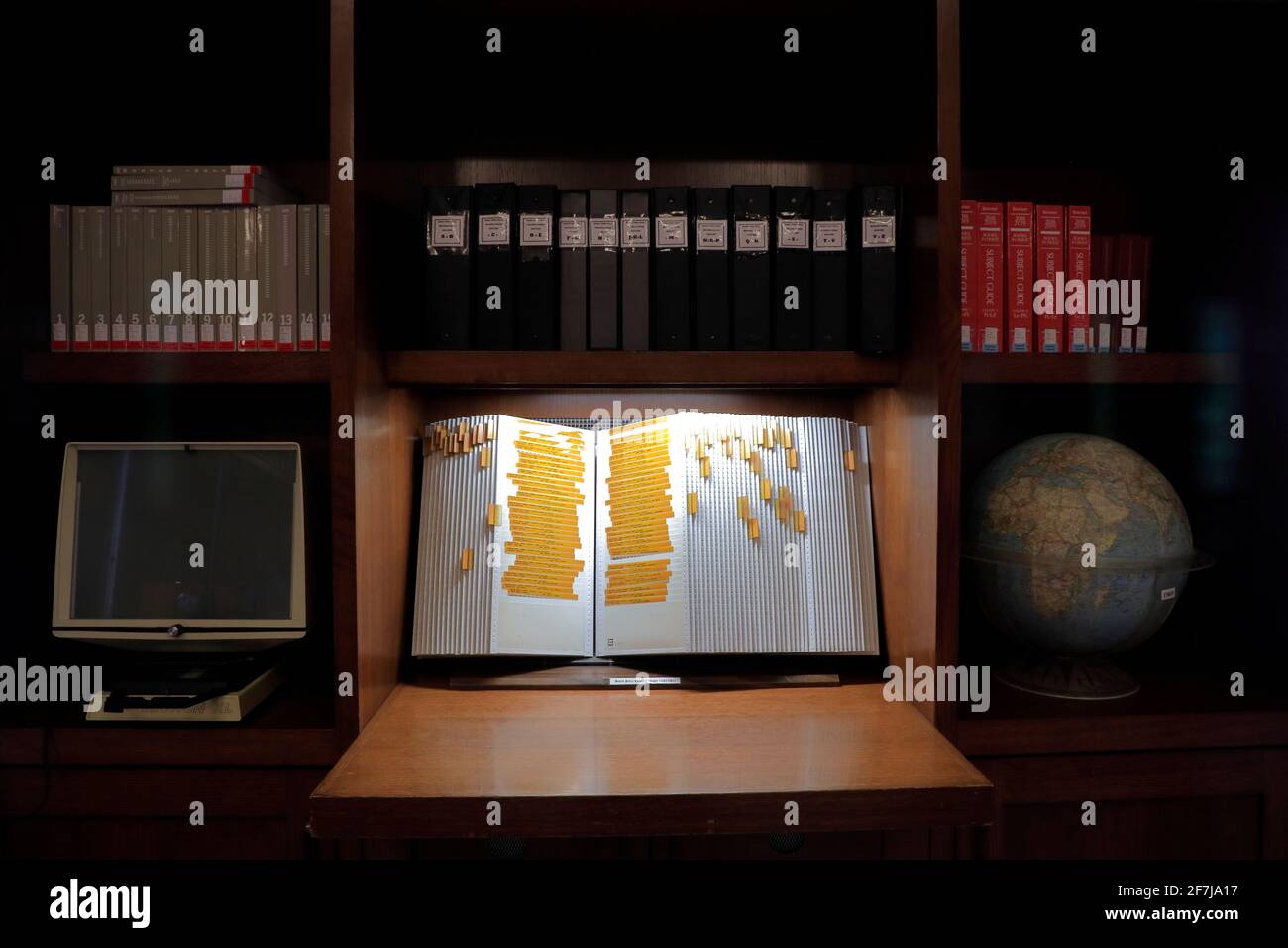 Boston Public Library Kataloge mit einer 1843-1981 geöffneten Kataloganzeige Inside Washington Room.Boston Central Library.Boston.Massachusetts.USA Stockfoto