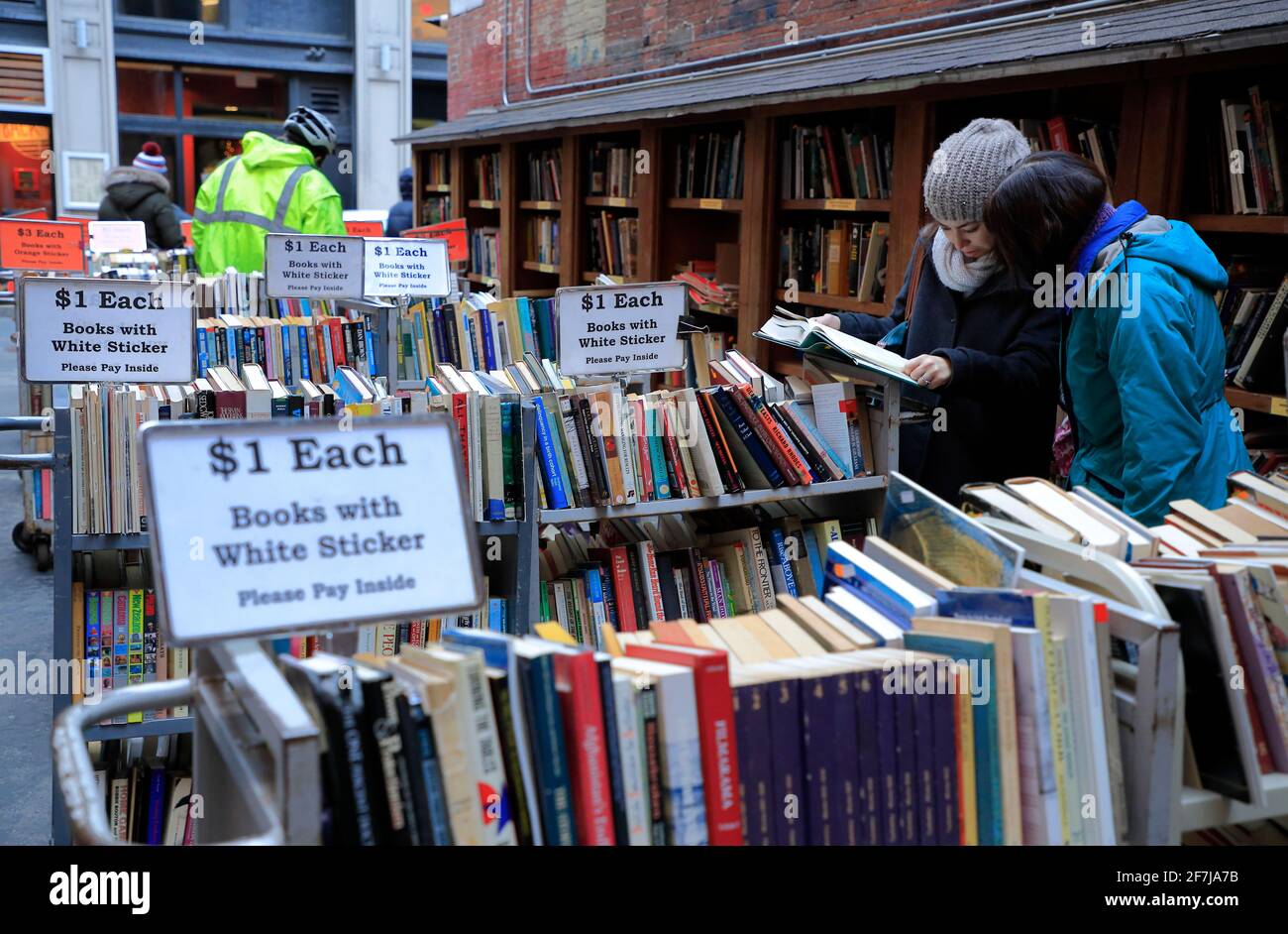 Gebrauchte Bücher zum Verkauf mit Lesern außerhalb von Brattle Bookshop.Boston.Massachusetts.USA Stockfoto
