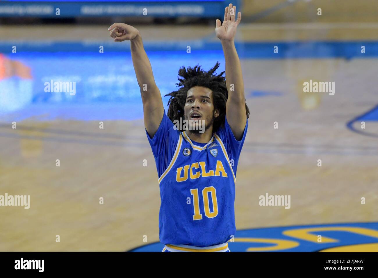 UCLA Bruins-Wächter Tyger Campbell (10) schießt einen Freiwurf während eines NCAA-Basketballspiels gegen die USC-Trojaner am Samstag, den 6. März 2021 in Los Angeles Stockfoto