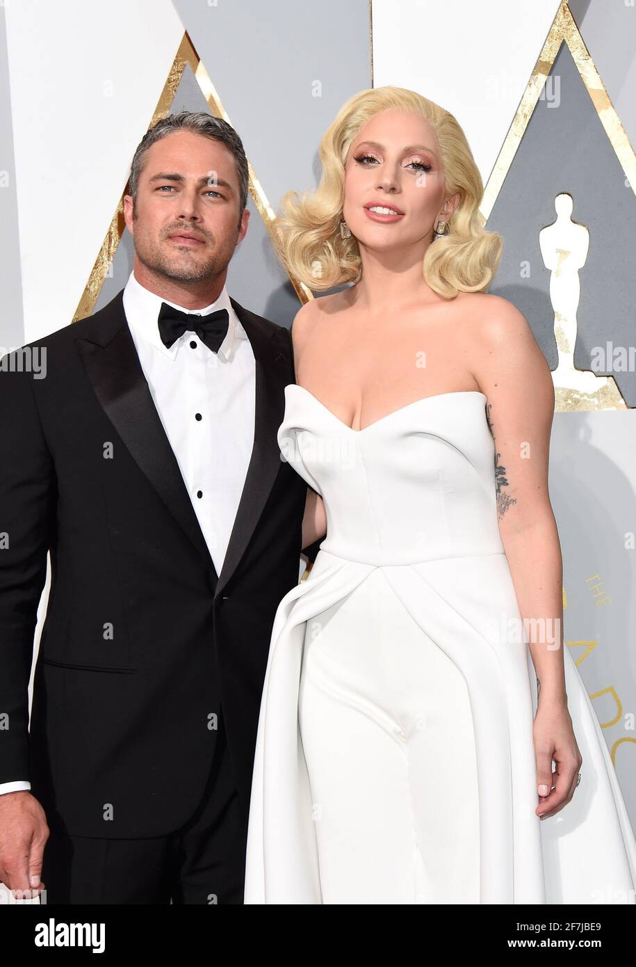 Taylor Kinney, Lady Gaga, kommt zur 88. Oscar-Verleihung, die am Sonntag, den 28. Februar 2016 im Dolby Theater in Hollywood, Kalifornien, stattfindet. Obligatorisch Jennifer Graylock-Graylock.com Stockfoto