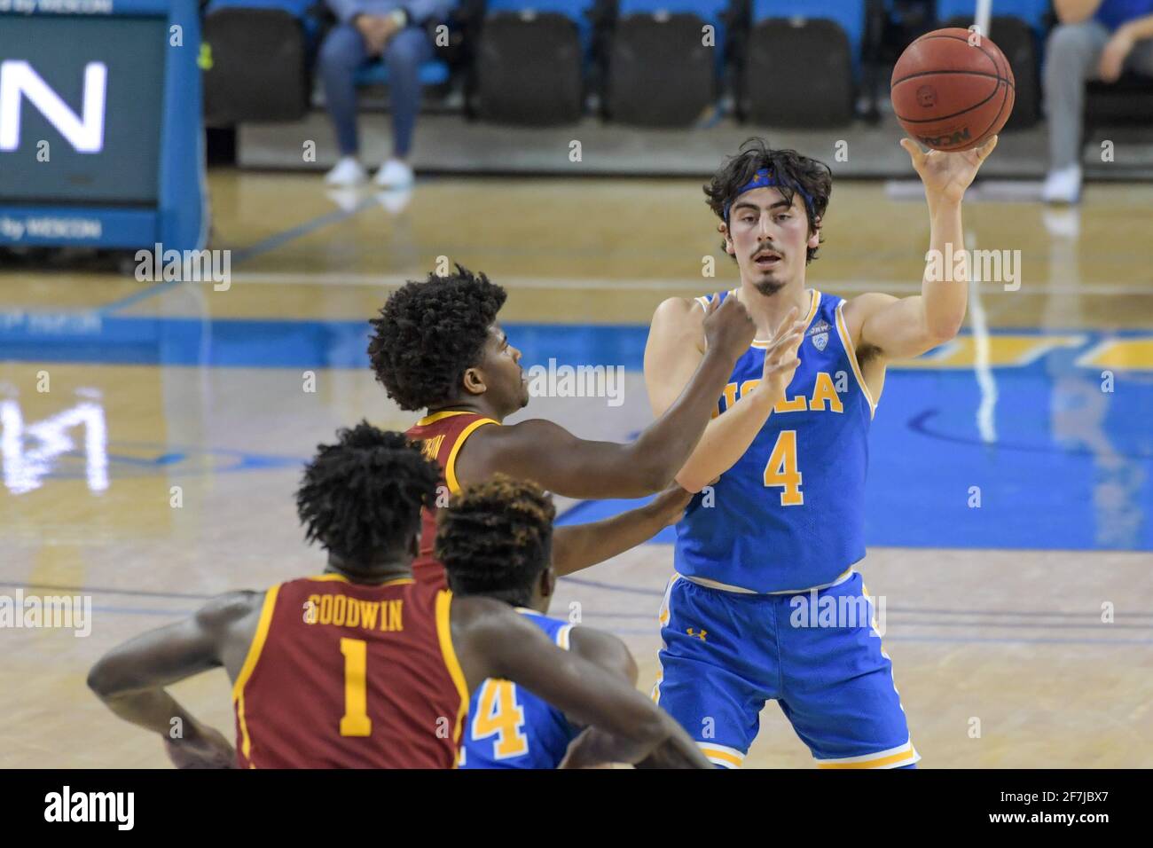 UCLA Bruins Wache Jaime Jaquez Jr. (4) schießt den Ball während eines NCAA-Basketballspiels am Samstag, 6. März 2021 in Los Angeles. USC besiegte UCLA 64-63. Stockfoto