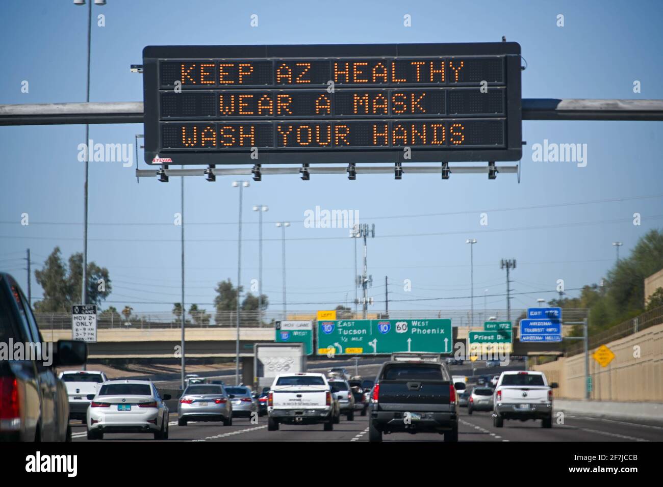 Schilder sind beleuchtet und warnen vor dem Ausbruch des neuartigen Coronavirus (COVID-19), Montag, 08. März 2021 in Phoenix, Arizona. (Dylan Stewart/Image of Sport) Stockfoto