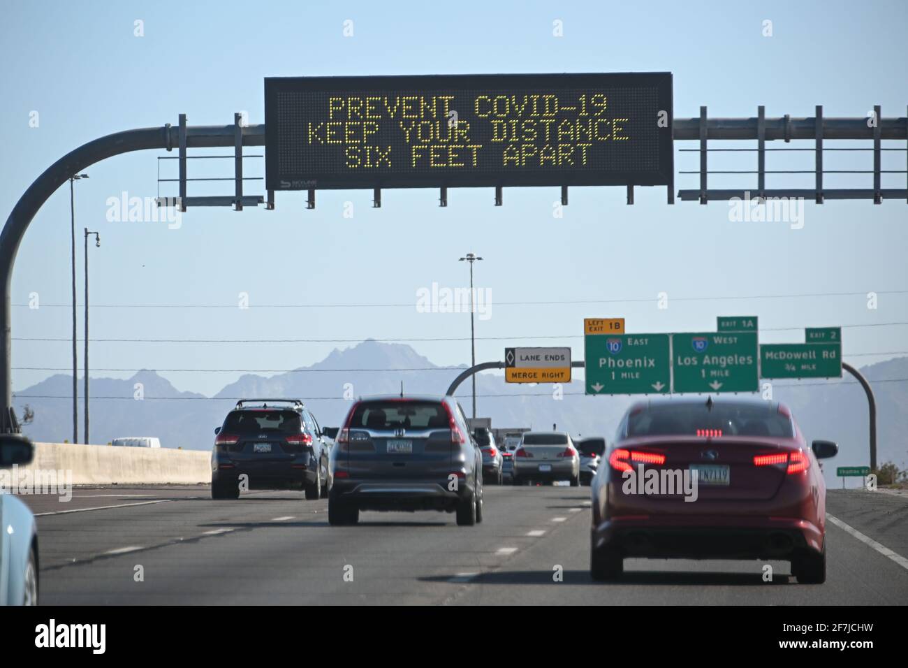 Schilder sind beleuchtet und warnen vor dem Ausbruch des neuartigen Coronavirus (COVID-19), Dienstag, 09. März 2021 in Phoenix, Arizona. (Dylan Stewart/Image of Sport) Stockfoto