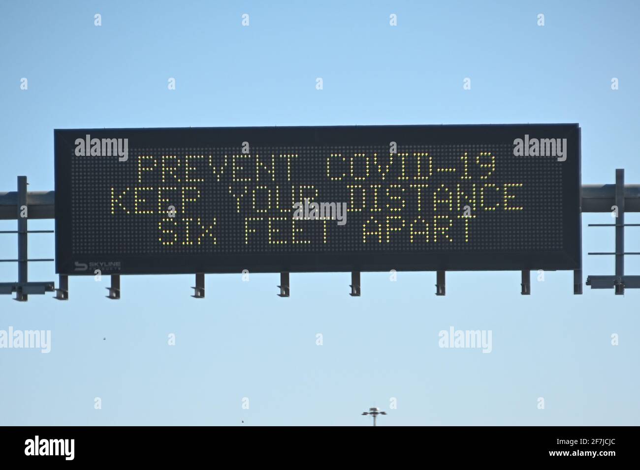 Schilder sind beleuchtet und warnen vor dem Ausbruch des neuartigen Coronavirus (COVID-19), Dienstag, 09. März 2021 in Phoenix, Arizona. (Dylan Stewart/Image of Sport) Stockfoto