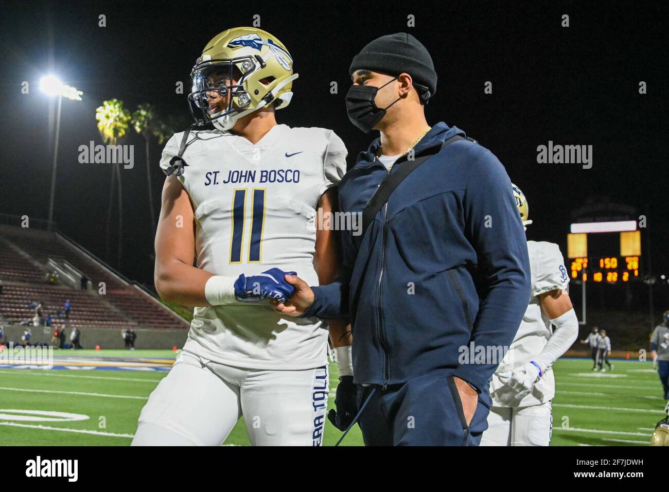 St. John Bosco Tight End Matayo Uiagalelei (11) geht mit seinem Bruder Clemson Quarterback DJ Uiagalelei während eines Highschool-Fußballgams vom Spielfeld Stockfoto