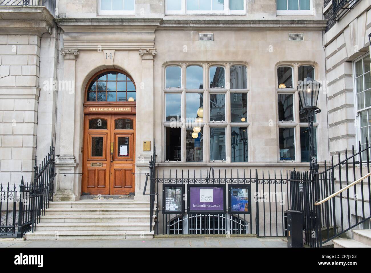 Gesamtansicht der London Library, in St James Square, London. Bilddatum: Mittwoch, 7. April 2021. Die London Library wurde 1841 gegründet und verfügt über mehr als 1,000,000 Titel, die über 2,000 Themen in 55 verschiedenen Sprachen abdecken. Die Buchreihe reicht von 1500 bis 2015, ergänzt durch gebundene Exemplare von über 2,000 Zeitschriften aus den Jahren 1699 bis heute. Stockfoto