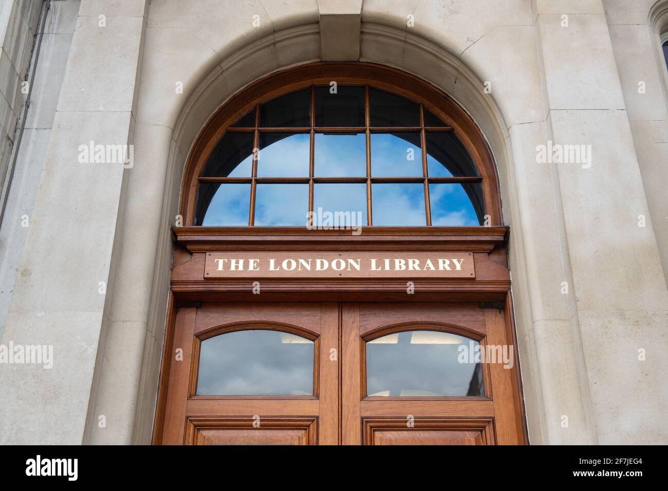 Gesamtansicht der London Library, in St James Square, London. Bilddatum: Mittwoch, 7. April 2021. Die London Library wurde 1841 gegründet und verfügt über mehr als 1,000,000 Titel, die über 2,000 Themen in 55 verschiedenen Sprachen abdecken. Die Buchreihe reicht von 1500 bis 2015, ergänzt durch gebundene Exemplare von über 2,000 Zeitschriften aus den Jahren 1699 bis heute. Stockfoto