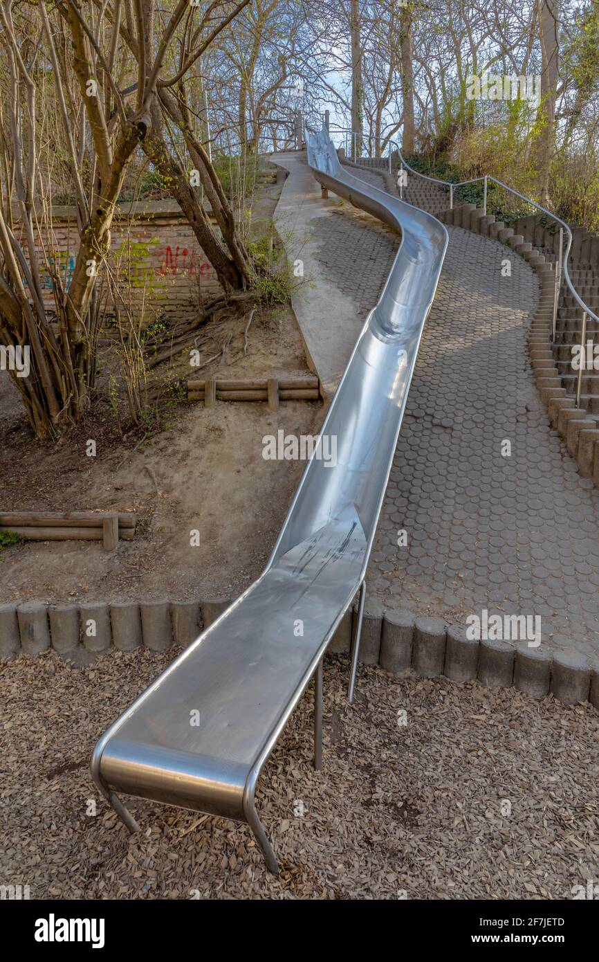 Lange Rutsche auf einem Spielplatz in Deutschland Stockfotografie - Alamy