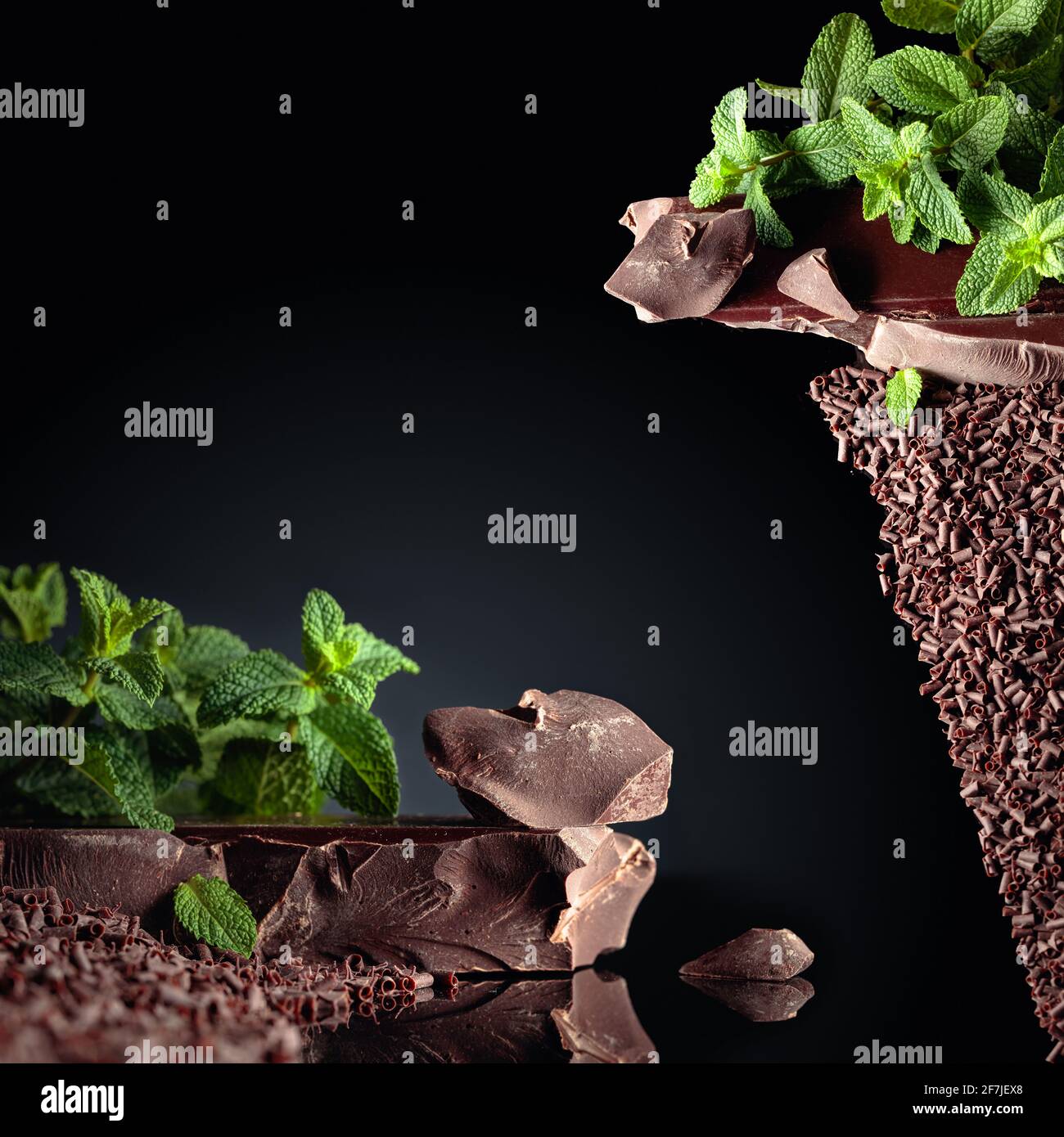 Stücke von dunkler Bitterschokolade und Schokoladenstückchen mit Minze. Speicherplatz kopieren. Stockfoto
