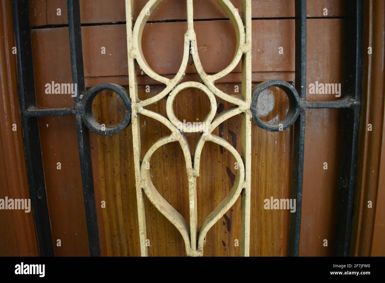 Holzfenster mit Stahlstange zu Hause. Nahaufnahme. Stockfoto