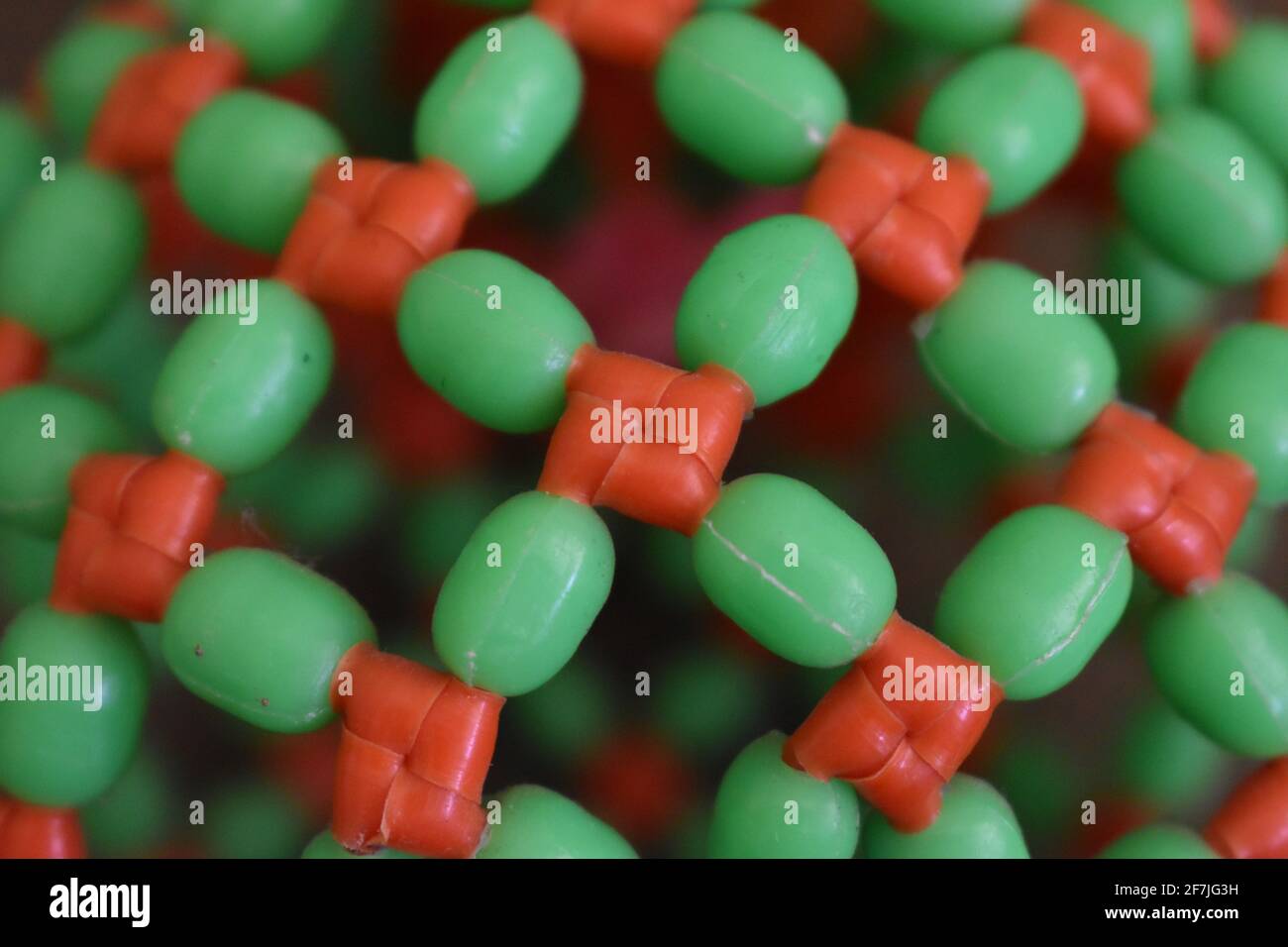 Roter und grüner Netzhintergrund. Selektiver Bildfokus. Stockfoto