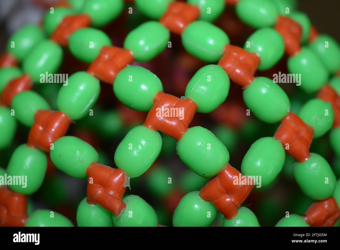 Roter und grüner Netzhintergrund. Selektiver Bildfokus. Stockfoto