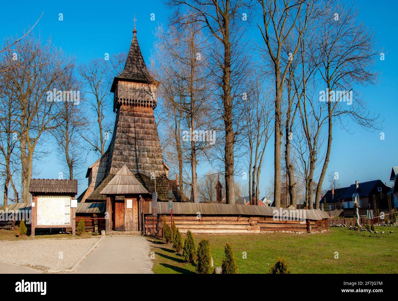 Debno, Polen. Mittelalterliche gotische Kirche des Heiligen Erzengels Michael, im 15. Jahrhundert erbaut, noch aktiv, mit der ältesten Holz polychrome in Stockfoto