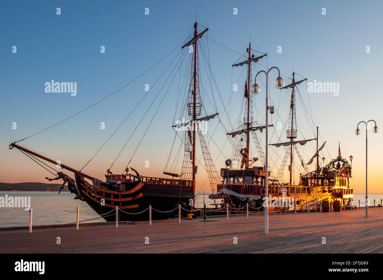 Eine touristische Piratenschiff an der Piere (Molo) in Sopot, Polen, bei Sonnenaufgang Licht Stockfoto