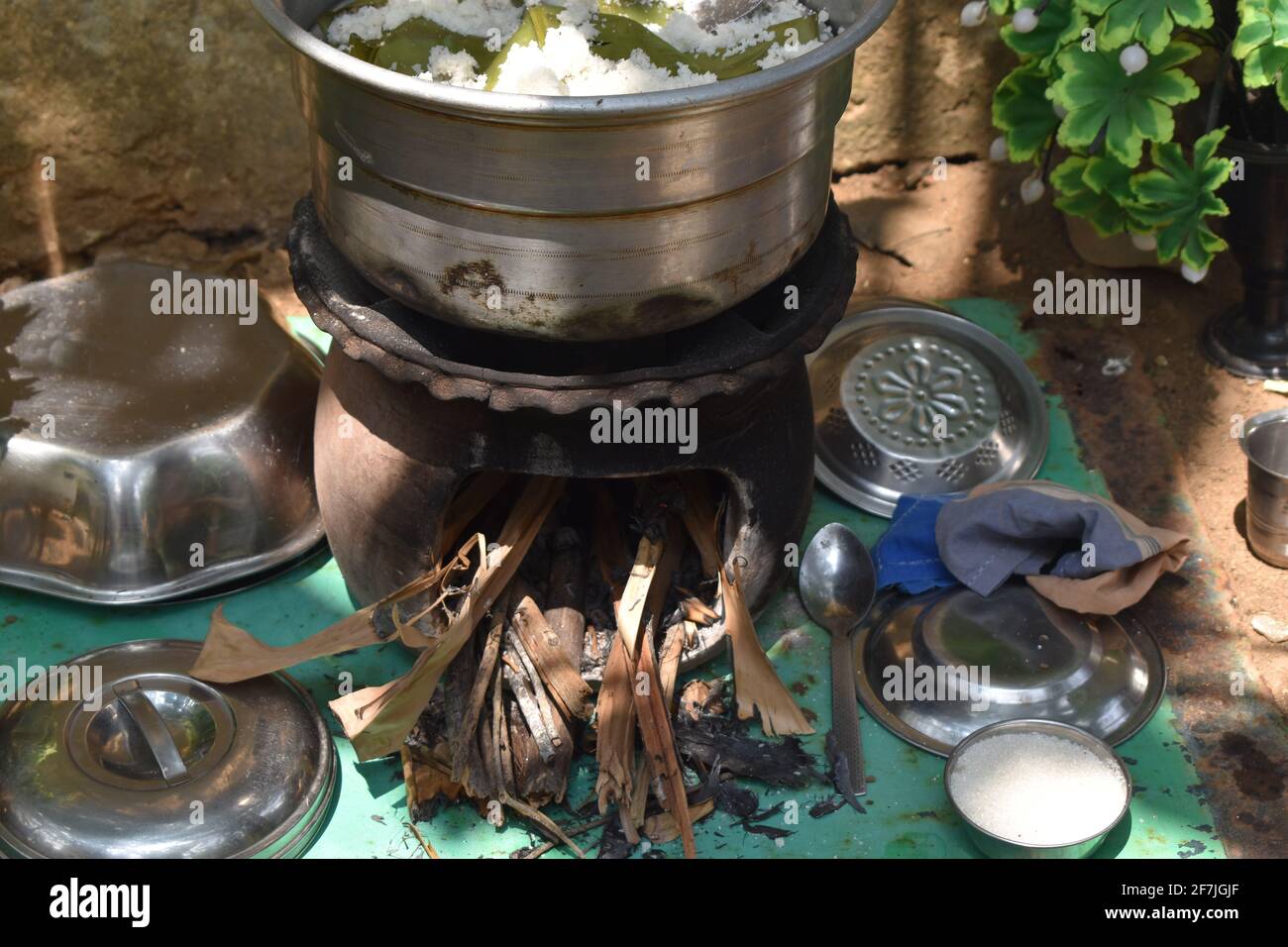 Indische traditionelle Kochzeit im Dorf. Stockfoto