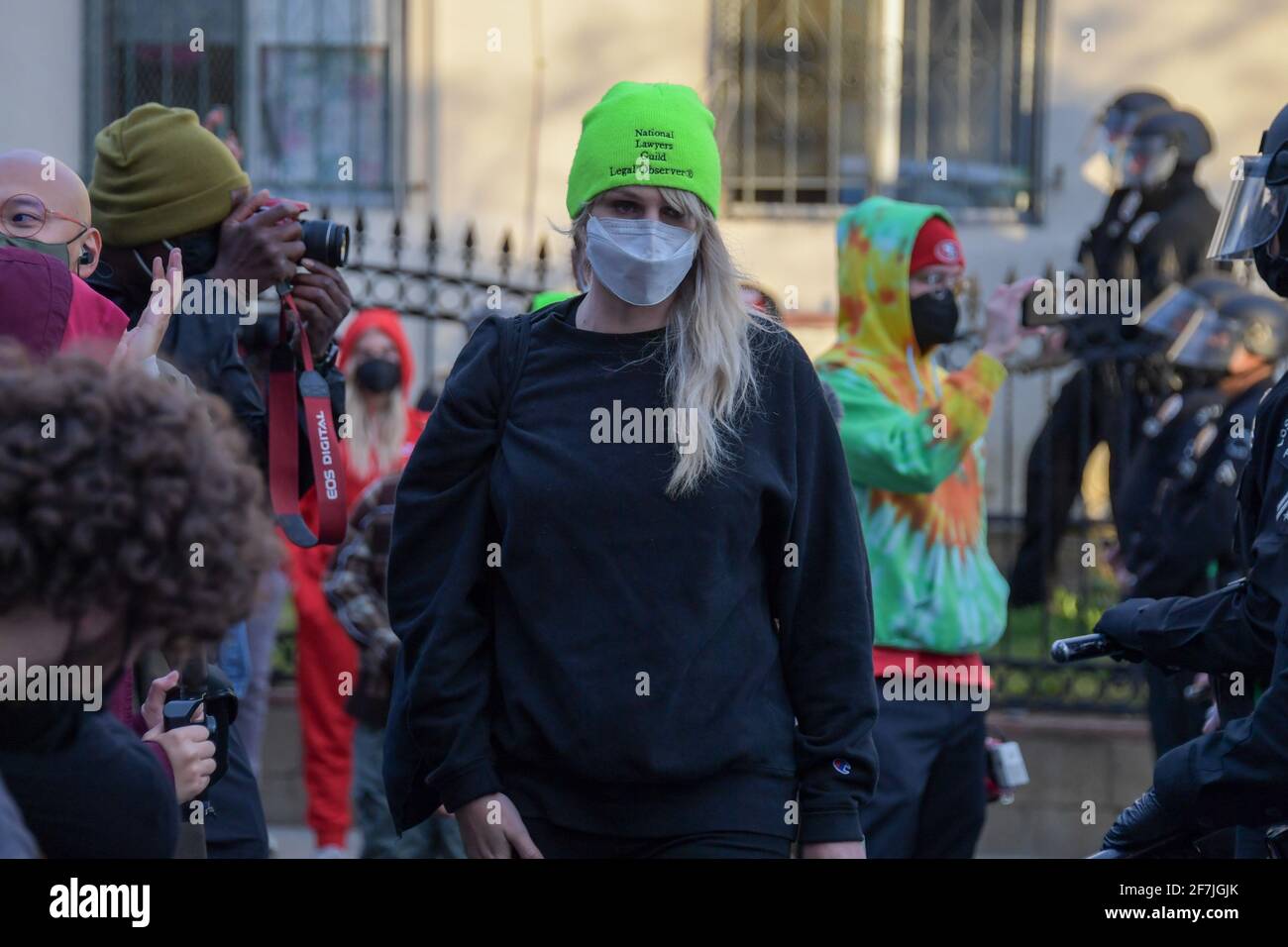 Mitglieder der National Lawyers Guild Legal Observers versammeln sich zu Erfassen Sie Informationen, während Demonstranten und Beamte des Polizeidezernats von Los Angeles Sammeln Stockfoto