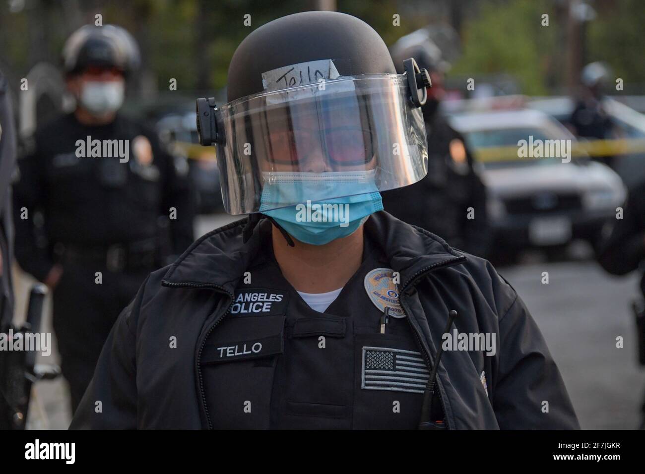 Der Polizist Tello mit der Nummer 18070 der Polizeibehörde von Los Angeles reagiert auf einen Protest in der Nähe des Echo Park Lake am Donnerstag, den 25. März 2021 in Los Angeles. ( Stockfoto