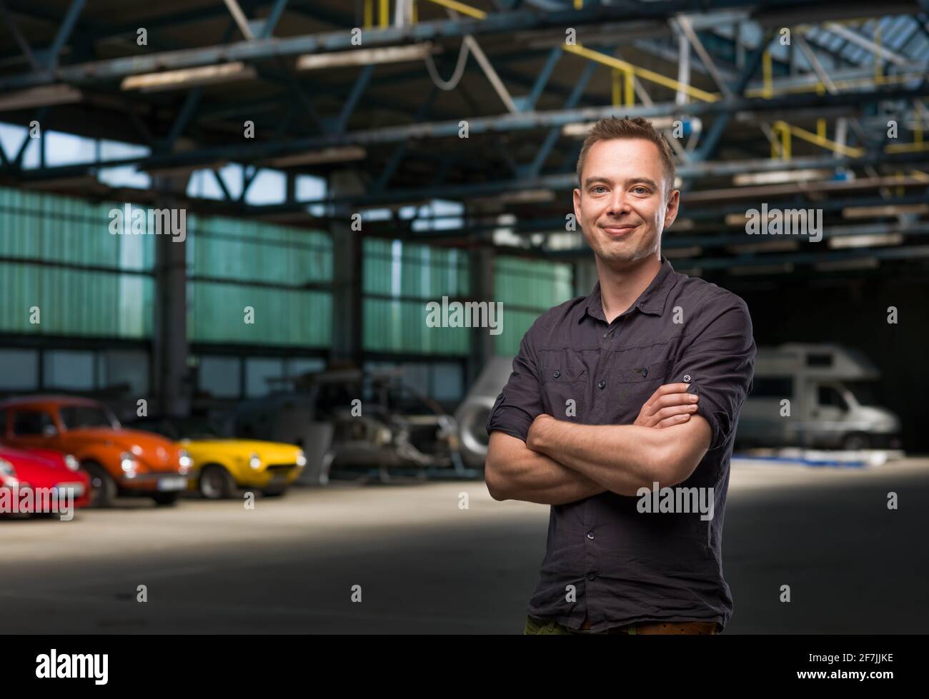 Oldtimer-Abholung und Besitzer in seiner Garage Stockfoto