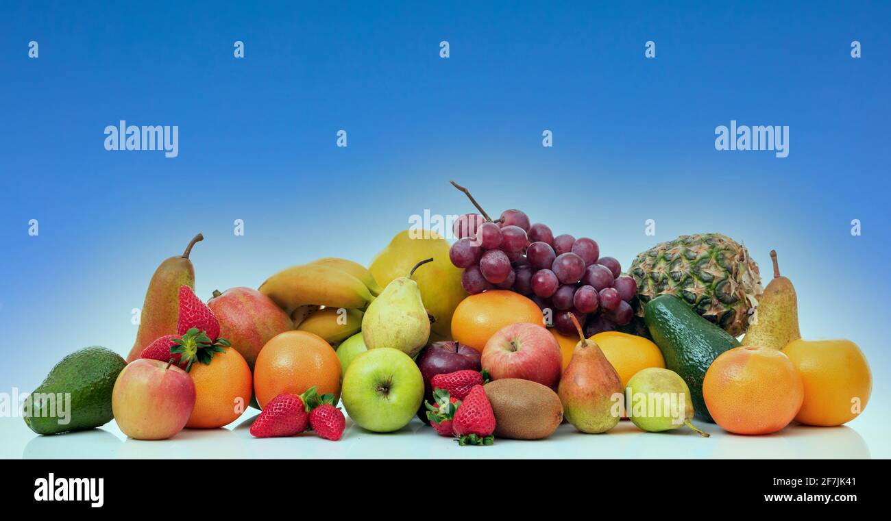 Vielfalt an frischen saftigen Früchten auf blauem Hintergrund. Gesunde Lebensweise, Ernährung Ernährung Lebensmittel für die Ernährung, vegan, vegetarisch, Vitamine, Gewichtskontrolle, cholest Stockfoto