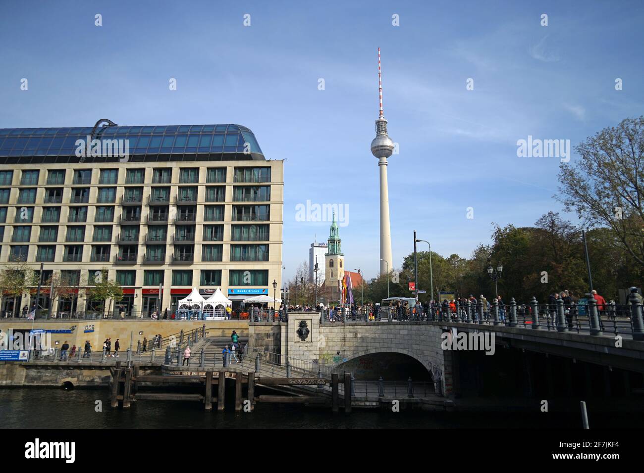 Berlin, Deutschland - 1. November 2019: Aussichtspunkt Berliner Turm und DDR-Museum Stockfoto