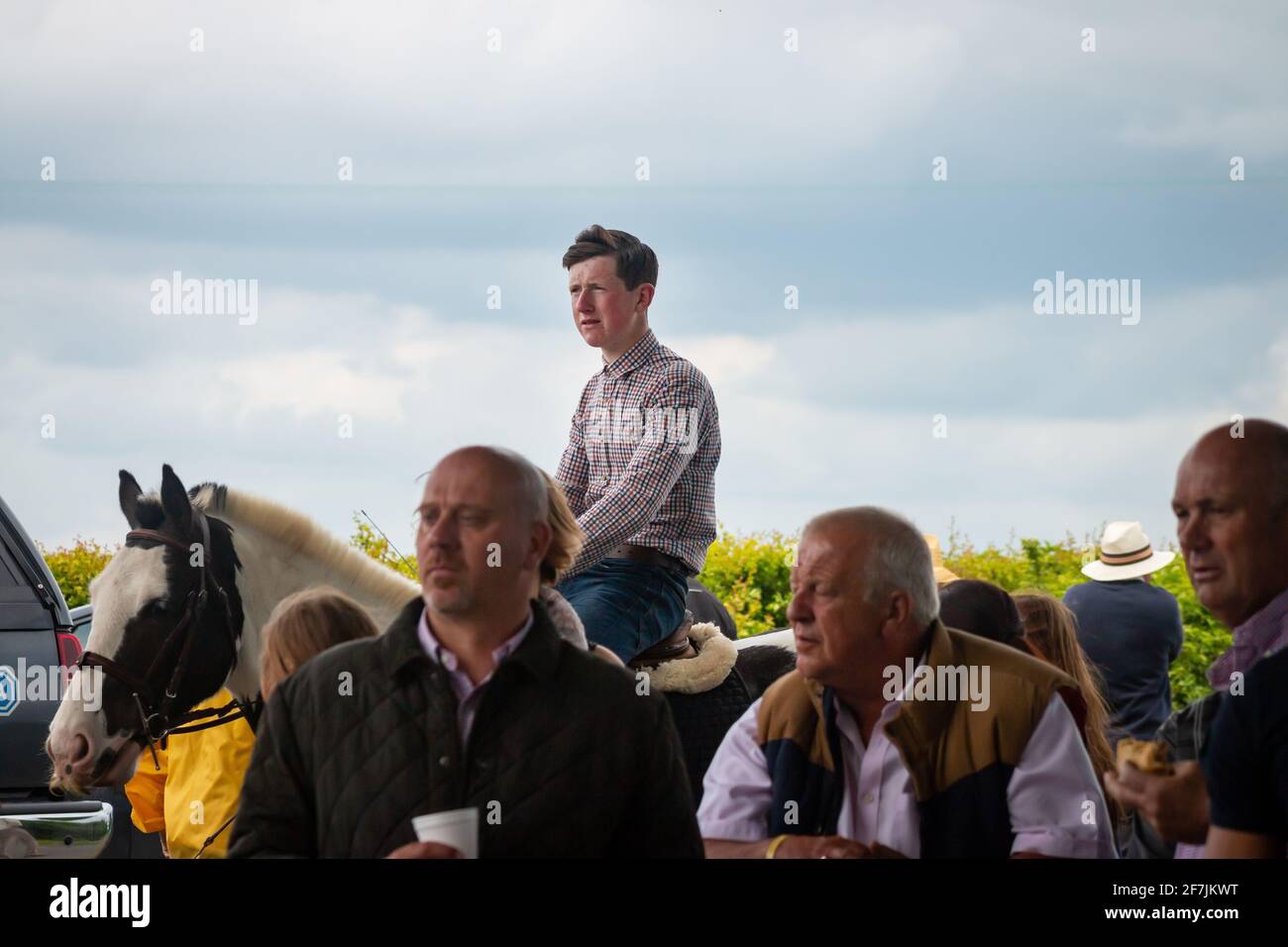 Junger Zigeuner Romany Reisender Mann auf dem Pferderücken bei Appleby Horse Fair Cumbria Stockfoto