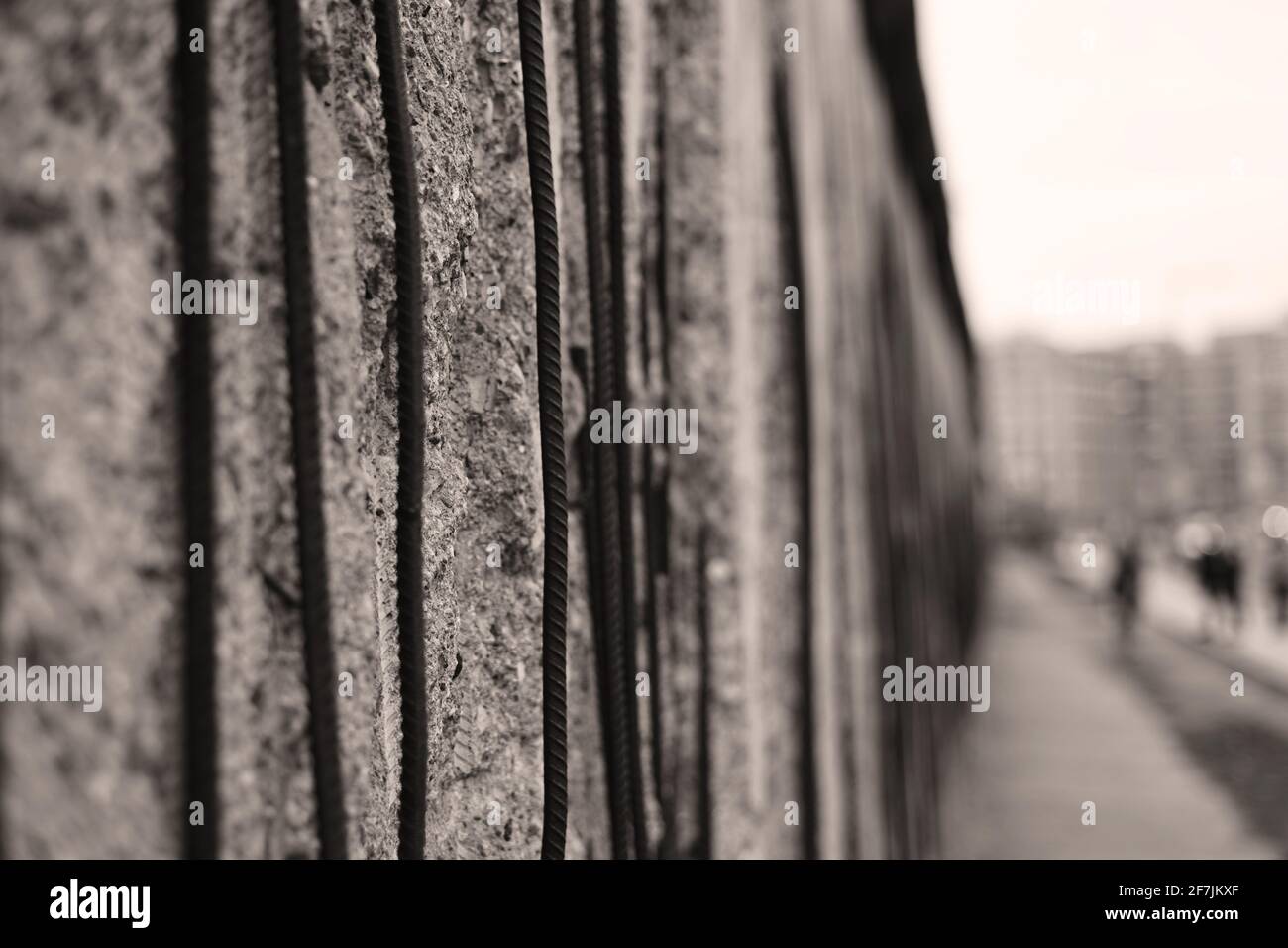 Detail der Berliner Mauerbetonsegmente mit Eisenstangen, Deutschland; Stockfoto