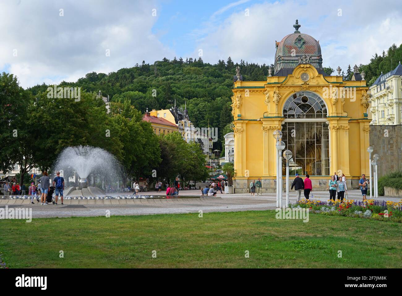 Marianske Lazne, Tschechische Republik - August 10 2019: Berühmte Ansicht des Singenden Brunnens und der Kurkolonnade Stockfoto