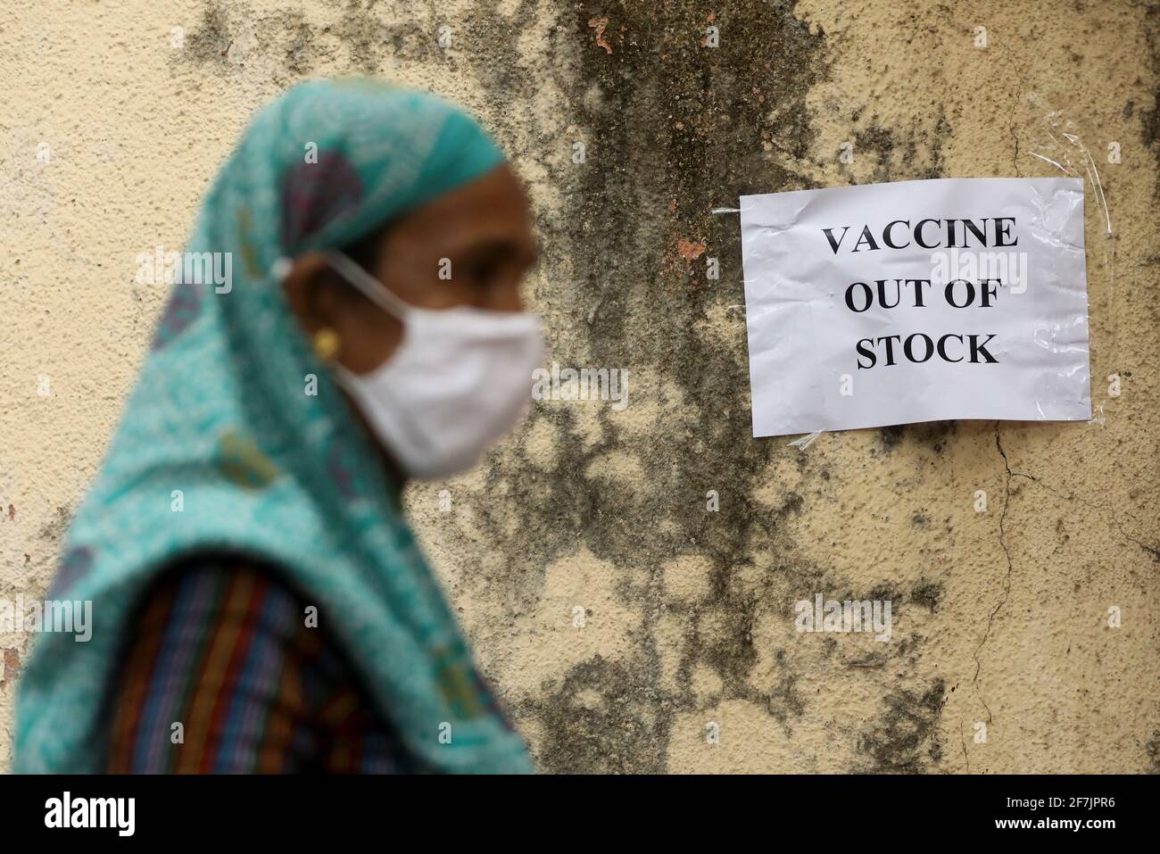 Eine Meldung über den Mangel an Impfstoffen gegen die Coronavirus-Krankheit (COVID-19) wird in einem Impfzentrum in Mumbai, Indien, am 8. April 2021, angezeigt. REUTERS/Francis Mascarenhas Stockfoto