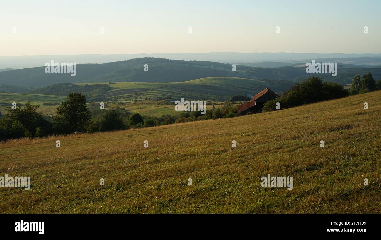 Grasland mit Bauernhaus auf dem Hügel der Weißen Karpaten, Tschechische Republik Stockfoto