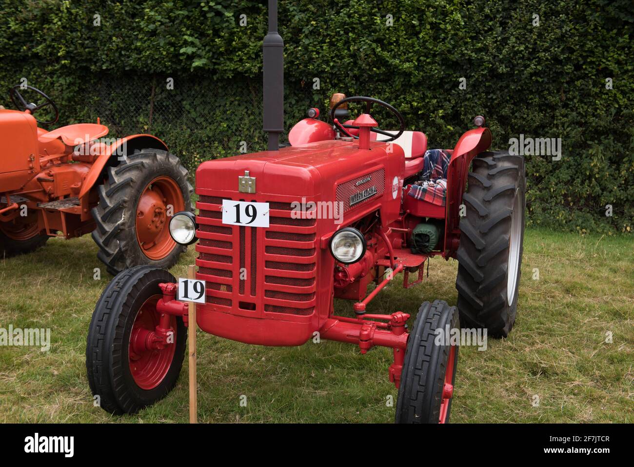 Vintage Red McCormick B 275 Internationaler Traktor bei Chagford Agricultural Anzeigen Stockfoto