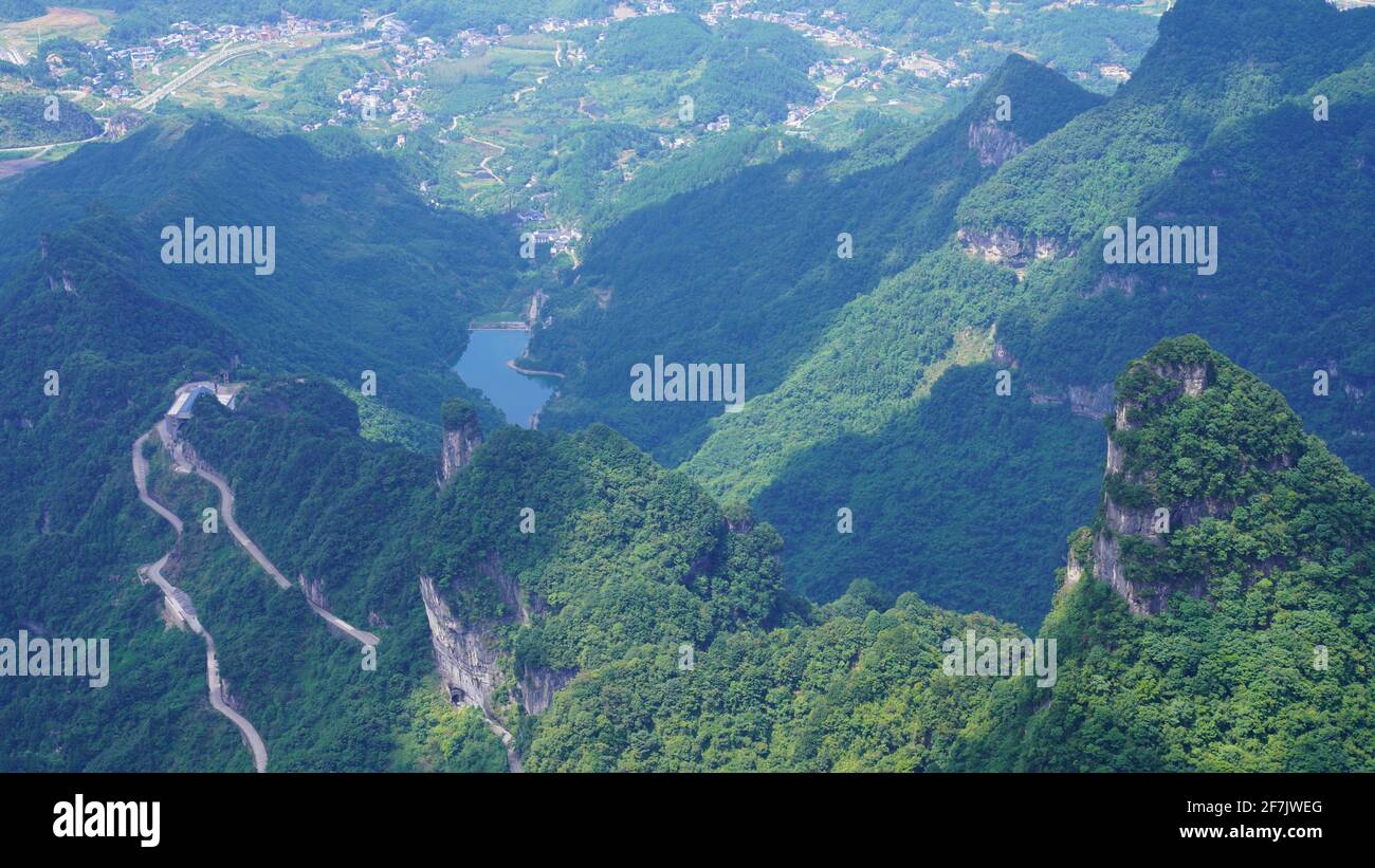 Kleine Bergstraßen klettern zwischen dem grünen Tal im Zhangjiajie National Forest Park auf und ab. Stockfoto