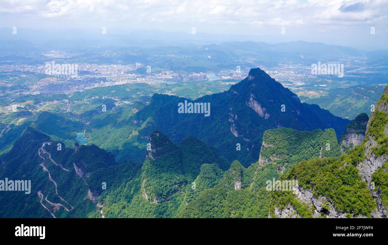 Kleine Bergstraßen klettern zwischen dem grünen Tal im Zhangjiajie National Forest Park auf und ab. Stockfoto