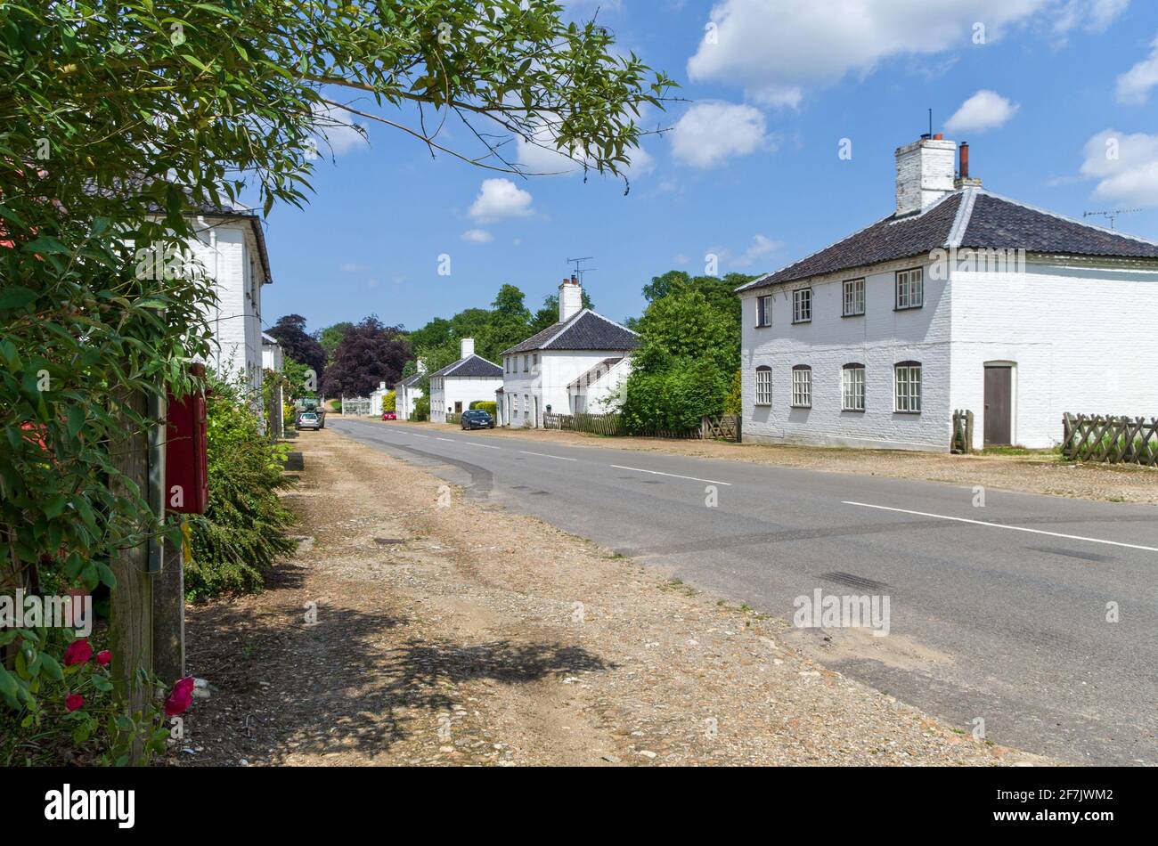 Straßenszene im Dorf New Houghton, Norfolk, Großbritannien; weiß getünchte Doppelfronten-Hütten aus dem Jahr 1729. Stockfoto