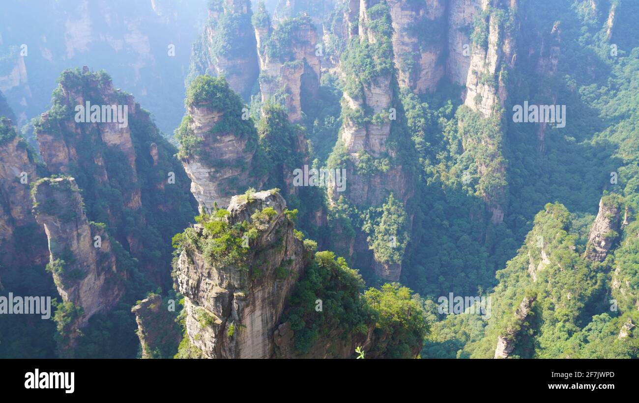 Grüne Hügel mit Flusstal Geomorgie im Zhangjiajie National Forest Park sieht aus wie ein Paradies auf Erden. Stockfoto