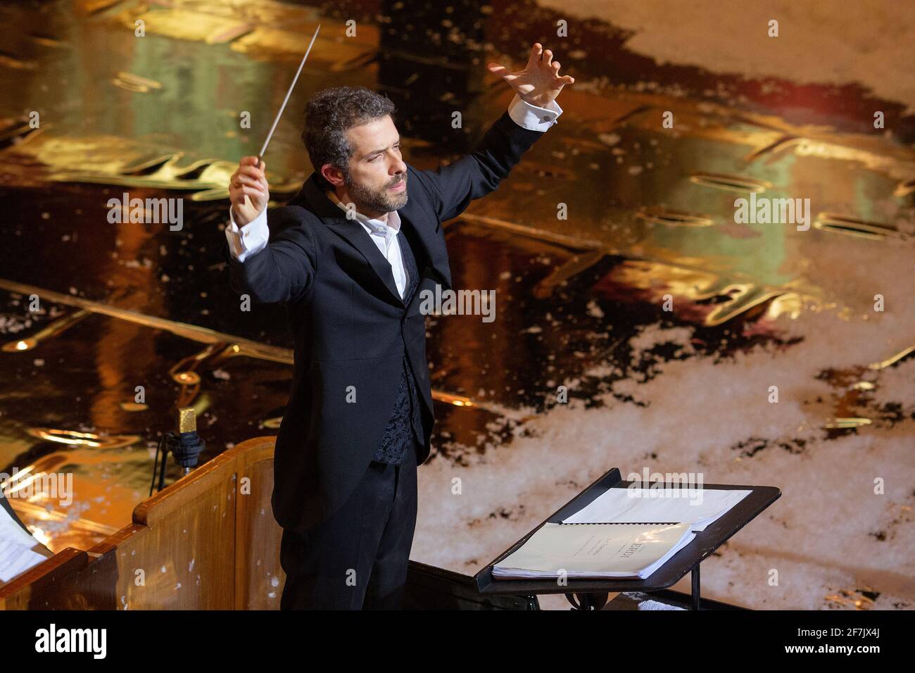 Der israelische Maestro Omer Meir Wellber dirigiert am Teatro Massimo in Palermo, Sizilien, Italien, Europa. Stockfoto