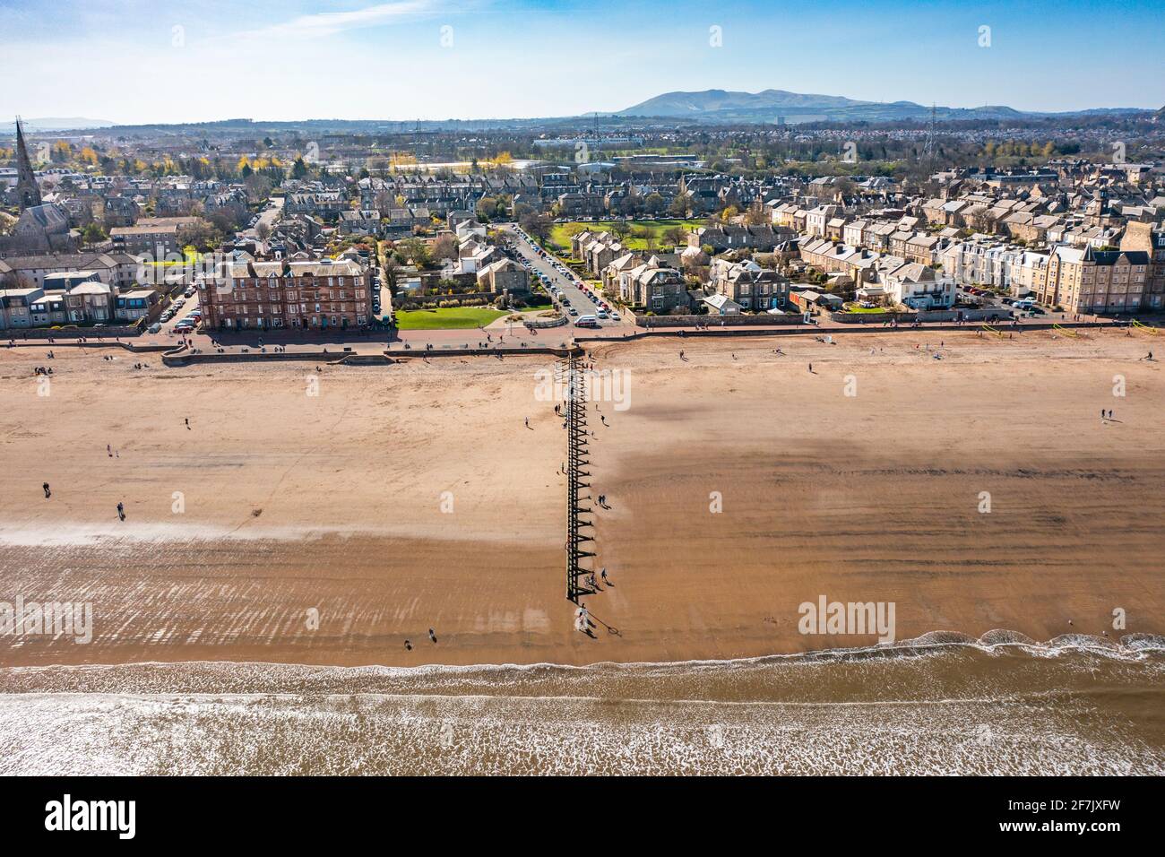 Luftaufnahme von der Drohne von Portobello und Portobello Beach außerhalb von Edinburgh, Schottland, Großbritannien Stockfoto