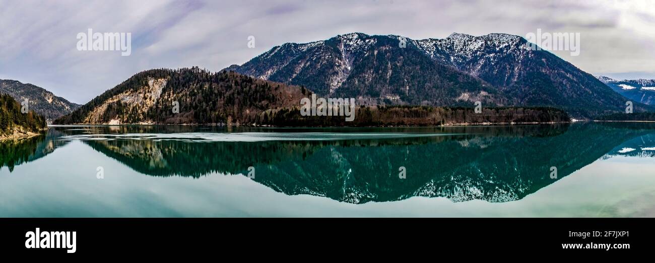 Sylvenstein Talsperre im Winter Stockfoto