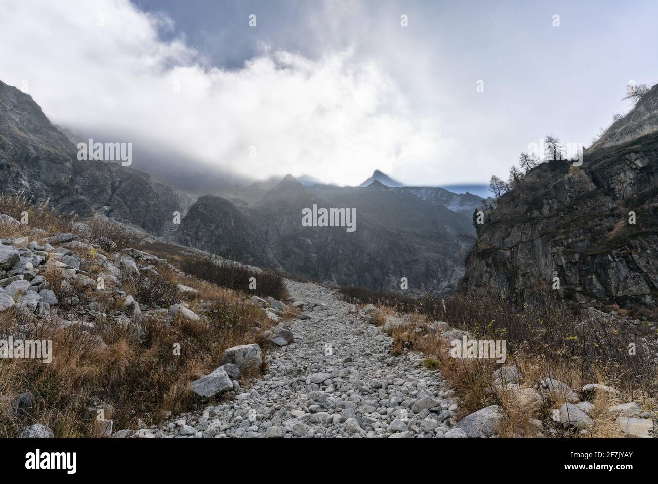 Landschaftlich schöner Blick auf den Weg in den Berg Stockfoto