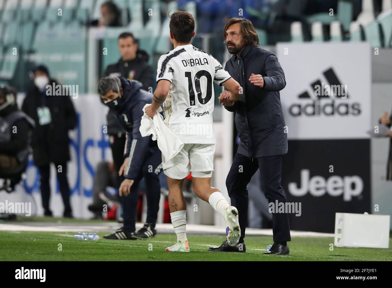 Turin, Italien, 7. April 2021.Paulo Dybala von Juventus wird von Cheftrainer Andrea Pirlo gratuliert, nachdem er im Allianz Stadium, Turin, im Serie-A-Spiel eine Führung von 2-0 erzielt hatte. Bildnachweis sollte lauten: Jonathan Moscrop / Sportimage Kredit: Sportimage/Alamy Live News Stockfoto