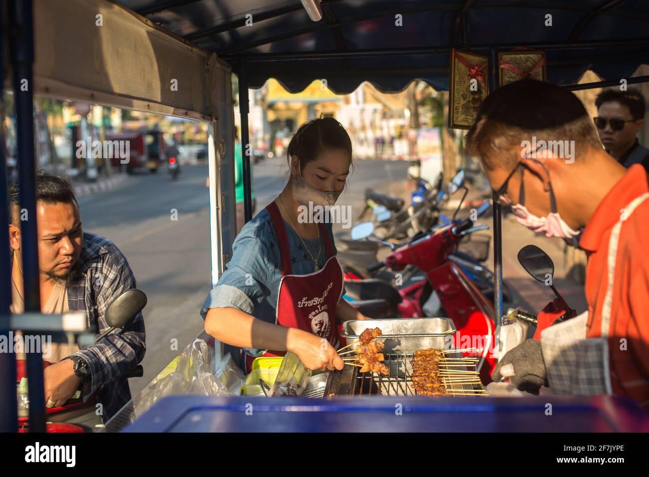 Chiang Mai, Thailand - :Einheimische verkaufen Lebensmittel in Chiang Mai, Thailand. Stockfoto