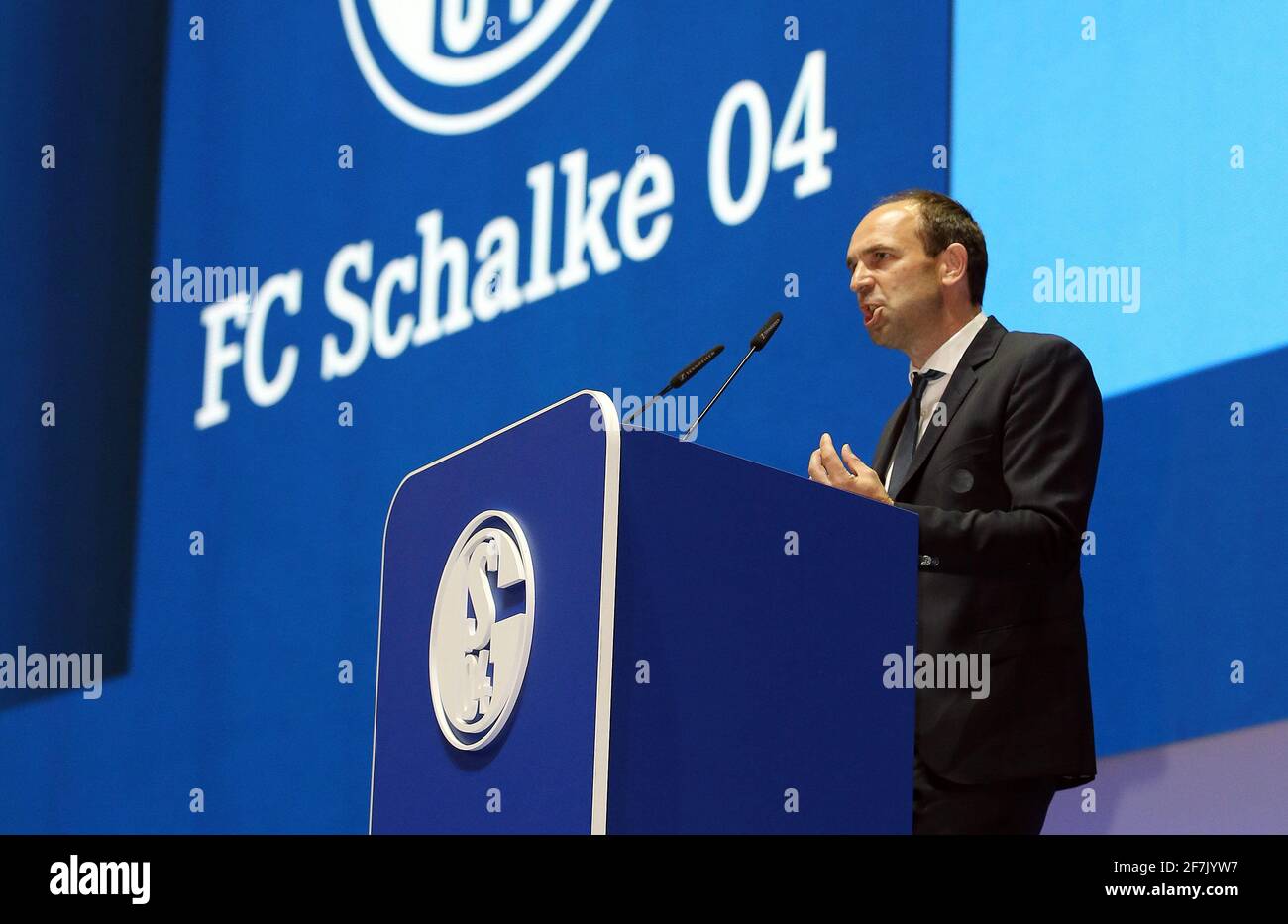 Gelsenkirchen, Deutschland. 03. Juni 2018. firo: 03.06.2018, Fuvuball, 1. Bundesliga, Saison 2018/2019, FC Schalke 04, JHV, Hauptversammlung, S04 Marketing, Management, Alexander Jobst, am Rednerpult, Geste, Geste Quelle: dpa/Alamy Live News Stockfoto