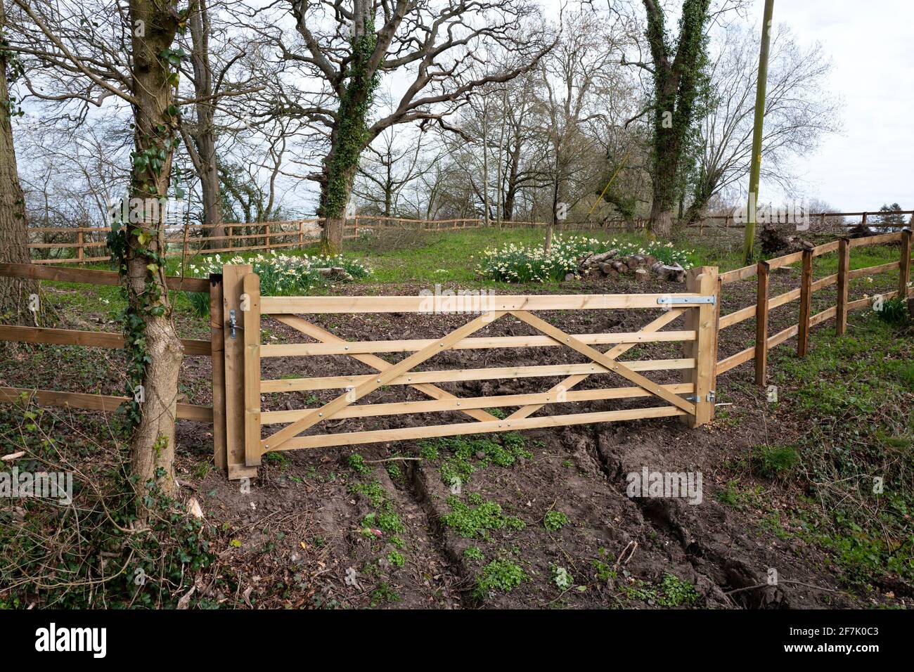 Alt und Ersatz fünf bar Tore und Zaun Stockfoto
