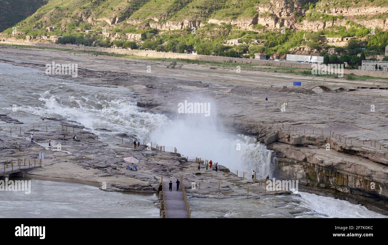 Die Hukou Wasserfälle des Gelben Flusses mit vielen kleinen Bächen, die sich zusammen bildeten. Stockfoto