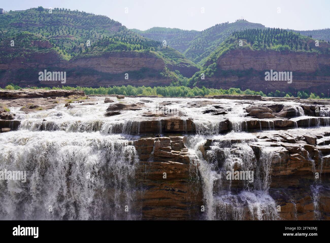 Die Hukou Wasserfälle des Gelben Flusses mit vielen kleinen Bächen, die sich zusammen bildeten. Stockfoto