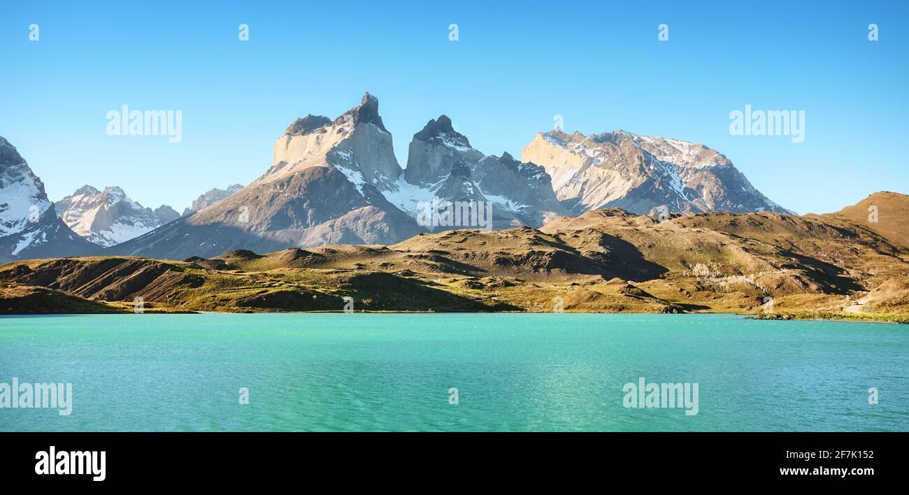 Panoramablick auf den Pehoe Lake und Los Cuernos im Torres del Paine Nationalpark, Chile. Stockfoto