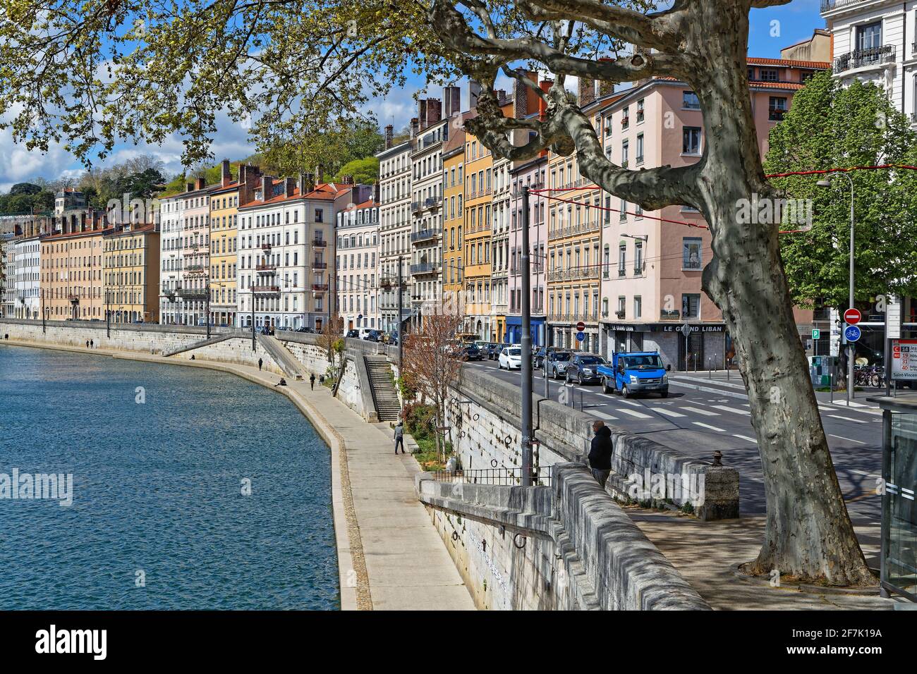 LYON, FRANKREICH, 6. April 2021 : EIN Frühlingstag am Ufer der Saone im Stadtzentrum von Lyon. Stockfoto