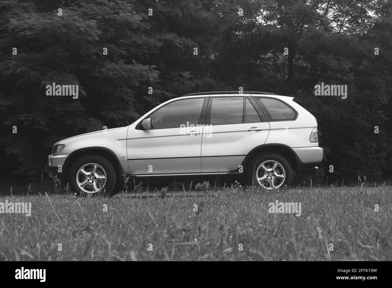 Chernigov, Ukraine - 16. Juni 2018: BMW X5 auf dem Hintergrund eines schönen Waldes Stockfoto