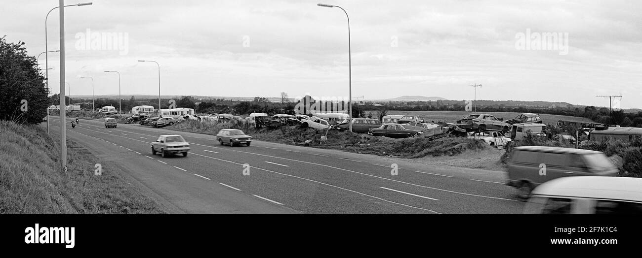 Panoramablick auf einen Reisenden-Standort an der Straße zum Flughafen, Oktober 1985, Dublin, Irland Stockfoto