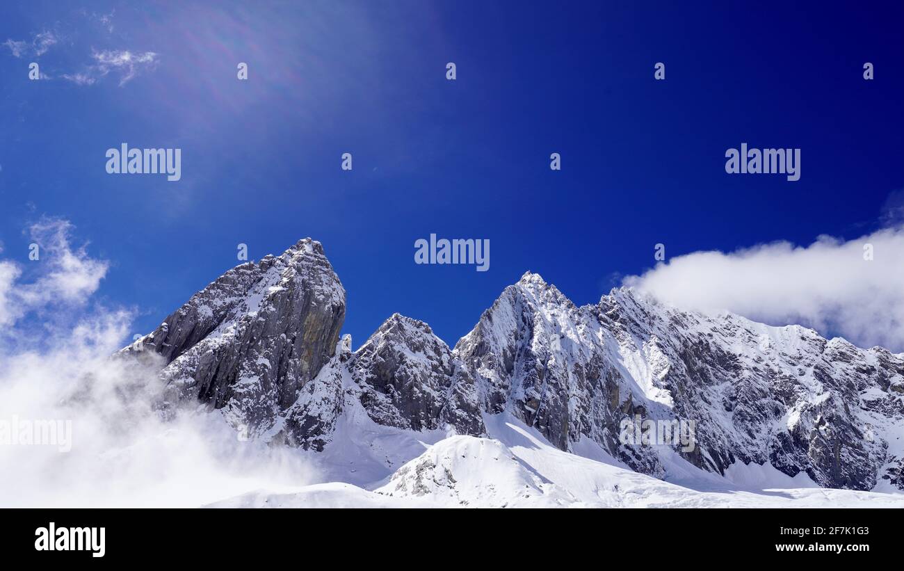 Der Yulong Snow Mountain mit blauem Himmel darüber. Stockfoto